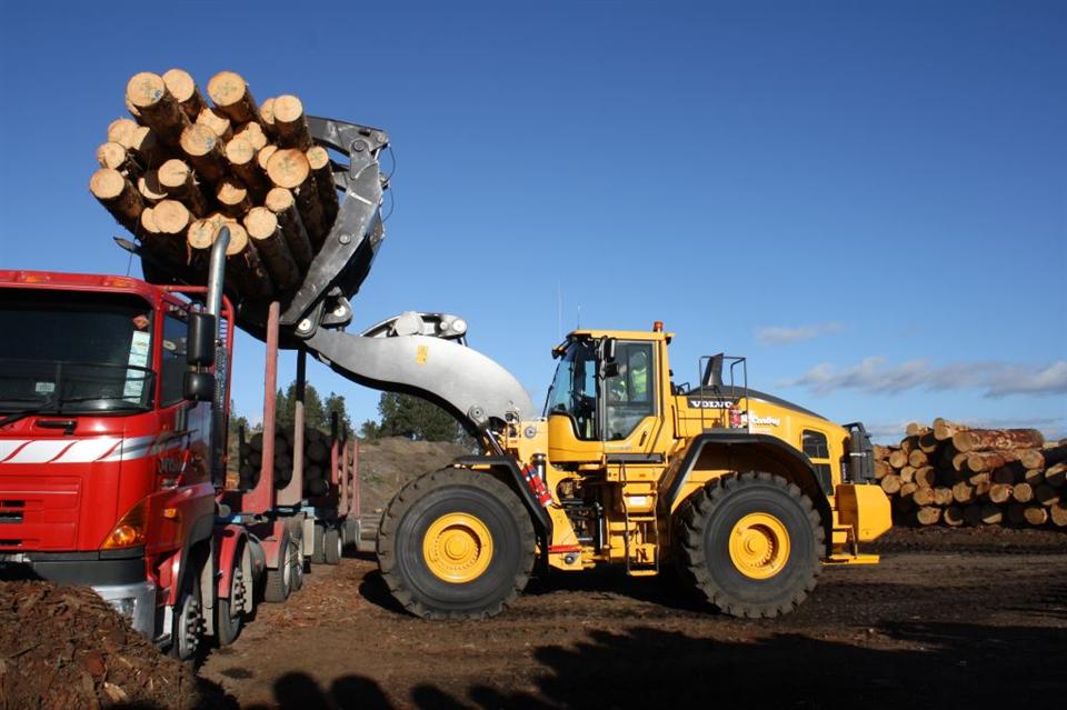 Worlds first Volvo L250H log loader